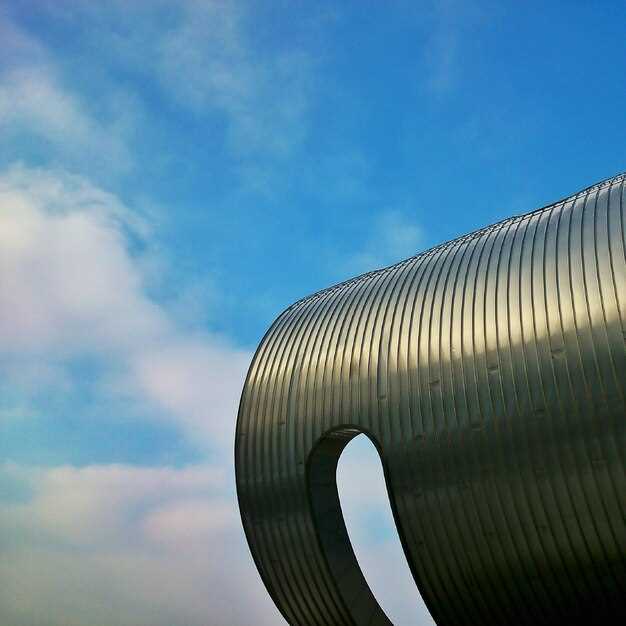 PIPEs (Private Investment in Public Equity): покупка долей в публичных компаниях.